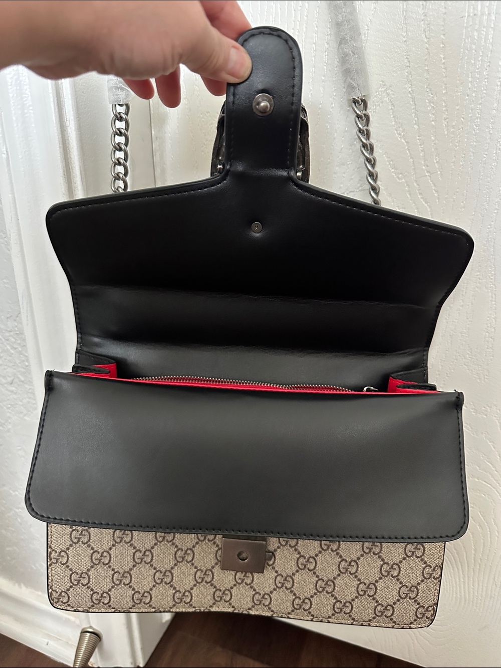 Gucci Beige GG Supreme Shoulder Bag with Black Accent & Silver Hardware - Picture 4 of 6